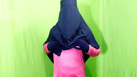 Solo female masturbating in her room with fan on face