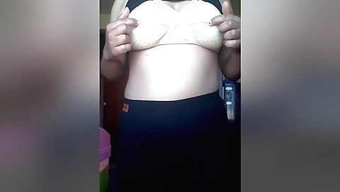 Amateurs solo woman masturbating 1 on 1 with finger