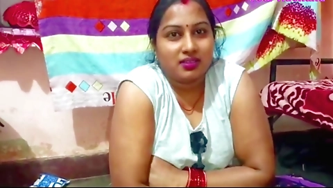 A hairy brunette with a hot pussy spreads her thighs