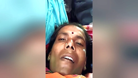 Indian bhabhi in a skirt shows her ass and takes it on