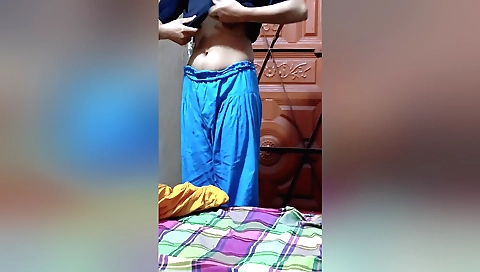 Indian babe showing her sexy body in homemade solo