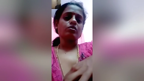 Today Exclusive- Mallu Bhabhi Showing Her Milky Boobs On Video Call