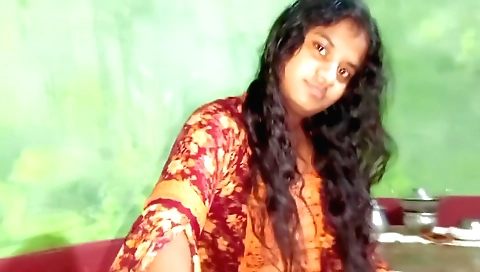 Indian woman showing off her sexy body in amateur porn