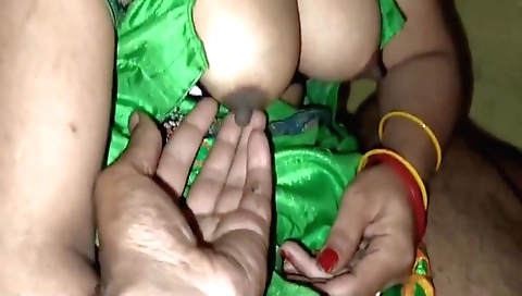 Amateur brunette fucked on the bed in a hot sex video