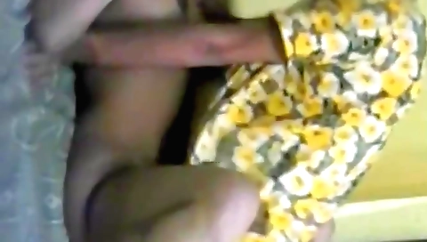 Indian beauty with a nice smile and a nice face shows off her ass