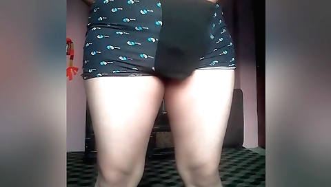 Pakistani girl gets off from her pussy in the amateur video