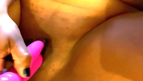 I'm masturbating my huge ass in amateur solo video