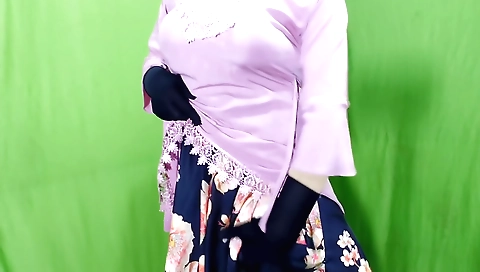 Indian chick with beautiful body shows off her legs