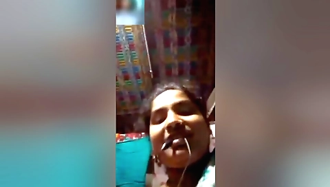 Today Exclusive- Desi Bhabhi Showing Her Boobs To Lover Video Call