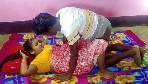 Indian brunette gets her cunt fucked in this hot sex video