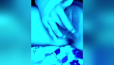 Indian solo amateur video showing her masturbate her cunt