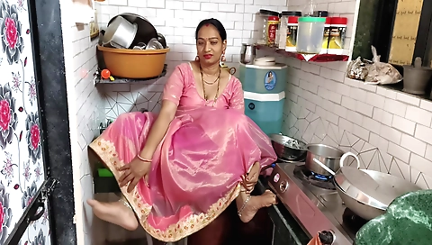 Indian Wife Cuckold Hubby Ke Samne Boyfriend Se Chuda Kitchen
