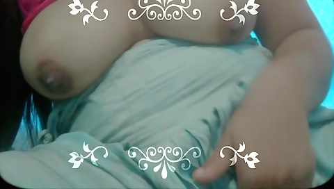 Indian chick is showing her big boobs in hd solo scene