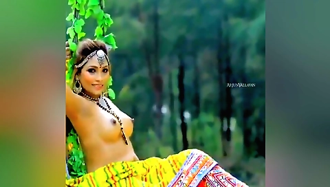 Indian tanned babe in natural boobies naked outdoors