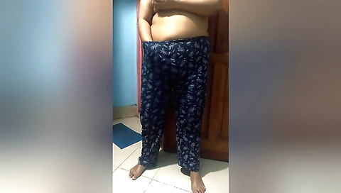 Indian beauty masturbates in homemade solo porn clip 0506