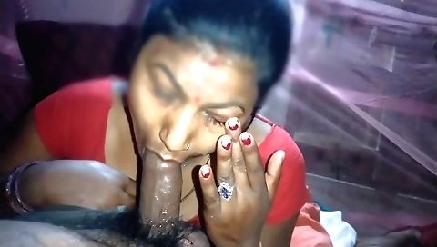 Indian bhabhi sucking her cunt before cumming on it