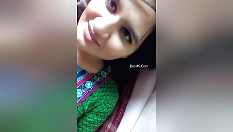 Webcam sex video of amateur brunette fucking on screen