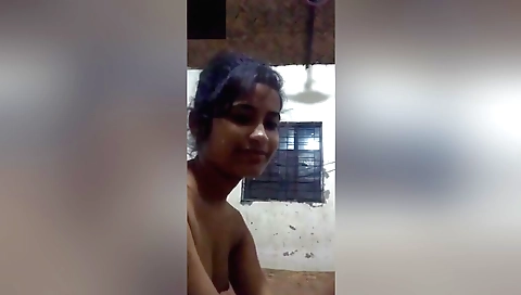 Indian brunette shows off her sexy body on the cam