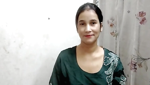 Muslim girlfriend plays with her pussy in the sunshine