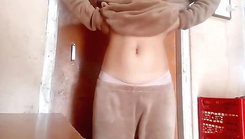 Amateur brunette shows off her pussy and pussy hole