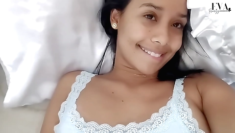 Brunette babe gives a nice blowjob on her own body