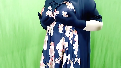 Amateur housewife enjoys hot handjob in the kitchen