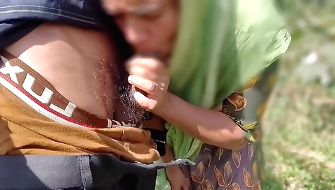 Indian brunette gets her pussy fucked in the outdoor field
