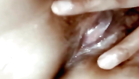 Indian hairy babe gives a hairy pussy on the webcam