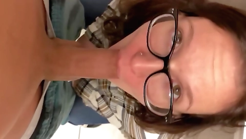 Brunette milf gets her pussy stretched and penetrated