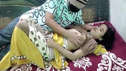 Indian teen shows her natural boobs in an amateur video