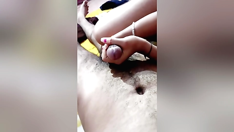 Indian woman and her horny lover have a tight hand job