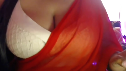 A Lonely Girl Took Off Her Bra And Came Out For Self-sex With Hot Milf