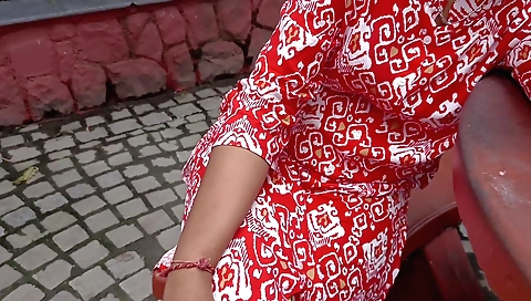 Indian girl in black lingerie gets fucked in the park